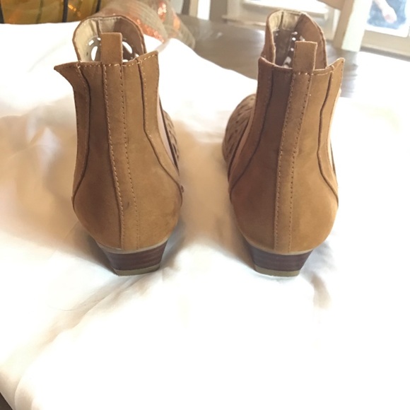 Plume by FarylRobin Sorella Laser Cut Fuax Suede Bootie Ankle Boot Size 8.5 - Picture 4 of 9